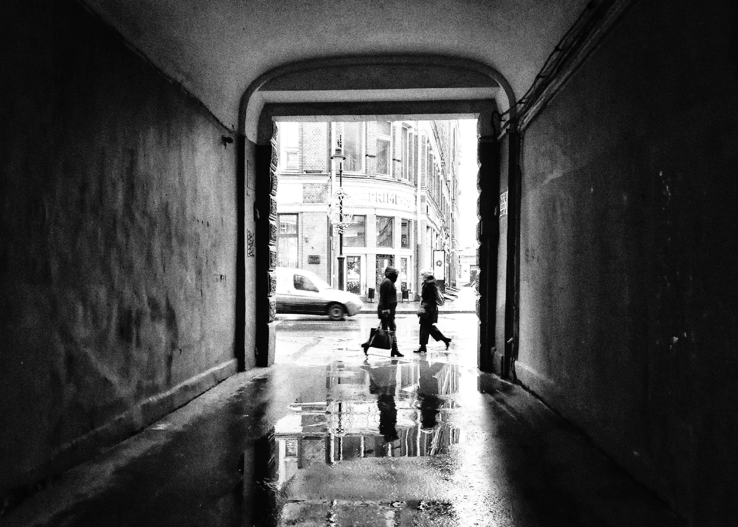 Дорогие друзья,
Эта моя фотография была выбрана для печати и демонстрации на международной фотовыставке «Уличная фотография» в Valid World Hall Gallery, Барселона, Испания.
Выставка должна была открыться 24 апреля, но была отложена.
И вот, наконец, после двух переносов дат выставка здесь пройдёт 19-21 июня. 
Ура!